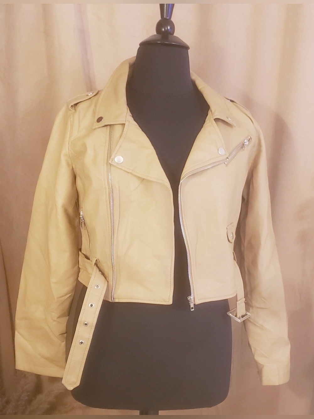 ASHLEY OUTERWEAR FAUX LEATHER MOTO CROPPED JACKET (CAMEL)